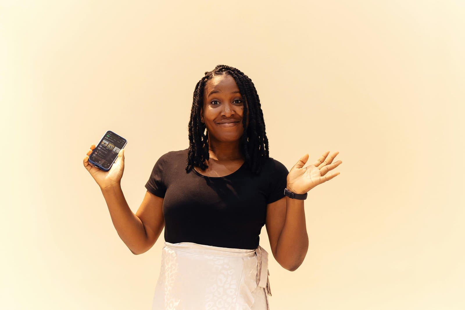 A woman using the Arlix app on her smartphone